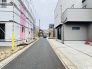 前面道路は歩道も整備され、小さなお子様にも安心です。
