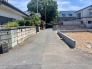 住民の方が主に利用する交通量少なめの道路に面してます。
