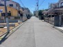 住民の方が主に利用する交通量少なめの道路に面してます。
