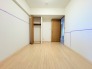 今からここを誰のお部屋にしようか、そんな洋室。大きさは６帖です。
