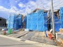 駐車が苦手な方にも嬉しい、前面６ｍ道路に面した住まい。

