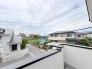 前面の住まいとの距離感があるから、圧迫感を感じません。
