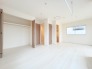 新築の木の匂いのする室内。写真では伝わらないので、ぜひ現地でお確かめください。
