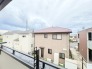 住宅街の中の一戸建て、あたりはほとんど住宅です。

