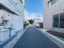 前面道路は歩道も整備され、小さなお子様にも安心です。
