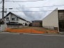 幹線道路から１本入った現地は、想像以上に静かに感じられます。
