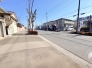前面道路は歩道も整備され、小さなお子様にも安心です。
