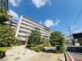 タイル張りの荘厳な外観は、マンションならでは。
