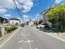 前面道路は歩道も整備され、小さなお子様にも安心です。
