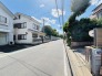 前面道路は歩道も整備され、小さなお子様にも安心です。
