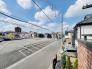 あたりには住宅を中心とした建物が広がります。
