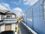主に二階建てが中心の住宅街。近隣の屋根を高さを見ても、こちらの家と同じくらい。
