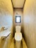 新しくお住まいになる方のことを考えて、トイレも新品に交換しました。

