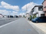 前面道路は歩道も整備され、小さなお子様にも安心です。
