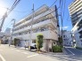タイル張りの荘厳な外観は、マンションならでは。
