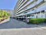 マンション敷地内の屋根付き駐輪スペース