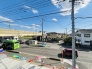 住宅街の中の一戸建て、あたりはほとんど住宅です。
