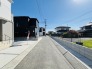 前面道路は歩道も整備され、小さなお子様にも安心です。
