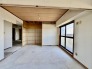 リフォーム工事中。大きな窓から明るい日差しが差し込みます
