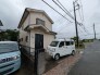 幅員の狭い道ですが、車通りの少ない住宅街に立地してます。
