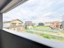 前面の住まいとの距離感があるから、圧迫感を感じません。
