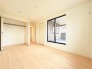 新築の木の匂いのする室内。写真では伝わらないので、ぜひ現地でお確かめください。
