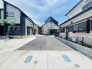 前面道路は整備され、小さなお子様にも安心です。

