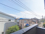 前面の住まいとの距離感があるから、圧迫感を感じません。
