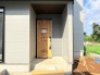 2-B号棟 この扉を開けると、新築の木の匂いが待ってます。
