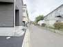幅員の狭い道ですが、車通りの少ない住宅街に立地してます。
