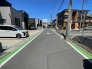 駐車が苦手な方にも嬉しい、前面６ｍ道路に面した住まい。
