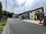 住民の方が主に利用する交通量少なめの道路に面してます。

