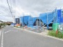 2号棟 前面道路は歩道も整備され、小さなお子様にも安心です。
