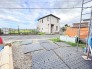 1号棟 幹線道路から１本入った現地は、想像以上に静かに感じられます。
