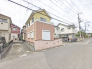 車通りの少ない閑静な住宅地、のびのびした子育てに適します。
