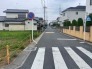 住民の方が主に利用する交通量少なめの道路に面してます。
