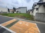 駐車が苦手な方にも嬉しい、前面６ｍ道路に面した住まい。
