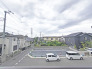 前面の住まいとの距離感があるから、圧迫感を感じません。

