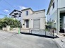 車通りの少ない閑静な住宅地、のびのびした子育てに適します。


