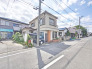 車通りの少ない閑静な住宅地、のびのびした子育てに適します。
