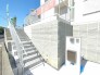 アプローチからの玄関がおしゃれな住宅。出発も帰宅も楽しみになるかも。

