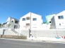 駐車が苦手な方にも嬉しい、前面６ｍ道路に面した住まい。
