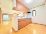 手を伸ばせばそこに収納が。安定した使用感の吊戸棚つきのキッチン空間。
