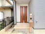 玄関ドアをあけてすぐの場所に配置された機能門柱。ポスト、表札、照明が一点に集中しています。
