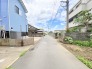前面道路。
車通りの少ない閑静な住宅地、のびのびした子育てに適します。

