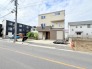 前面道路は歩道も整備されております。