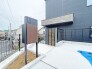 1号棟 ポーチのついた新築分譲物件。玄関の印象はいかがでしょうか？入口からご覧ください。
 2026/07/11m
