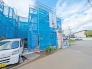 D号棟 幅員の狭い道ですが、車通りの少ない住宅街に立地してます。
