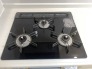 お掃除のしやすいフラットタイプの３口コンロです
