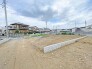 2号地 車通りの少ない閑静な住宅地、のびのびした子育てに適します。

